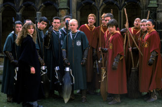WB_F2_SlytherinAndGryffindorQuidditchTeams_00408554